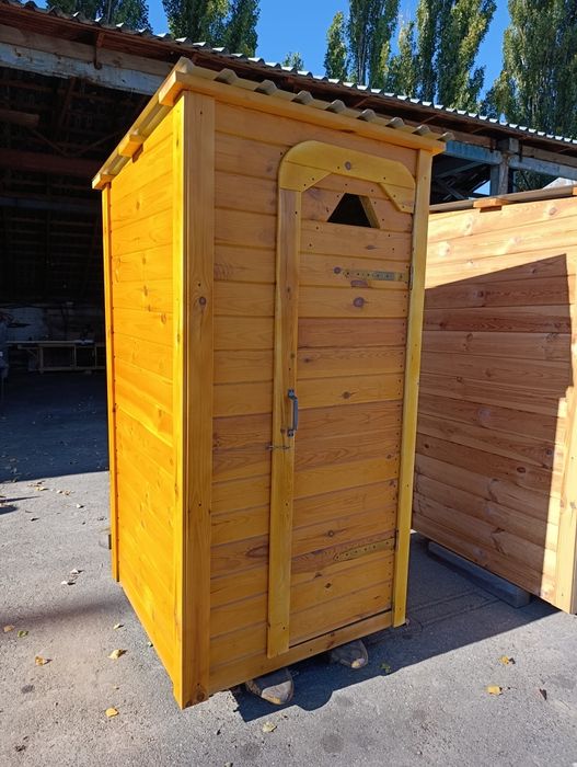 Дерев'яний туалет. Туалет з дерева. Вуличний туалет. Садовий туалет