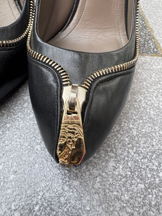 Szpilki marki Versace używane