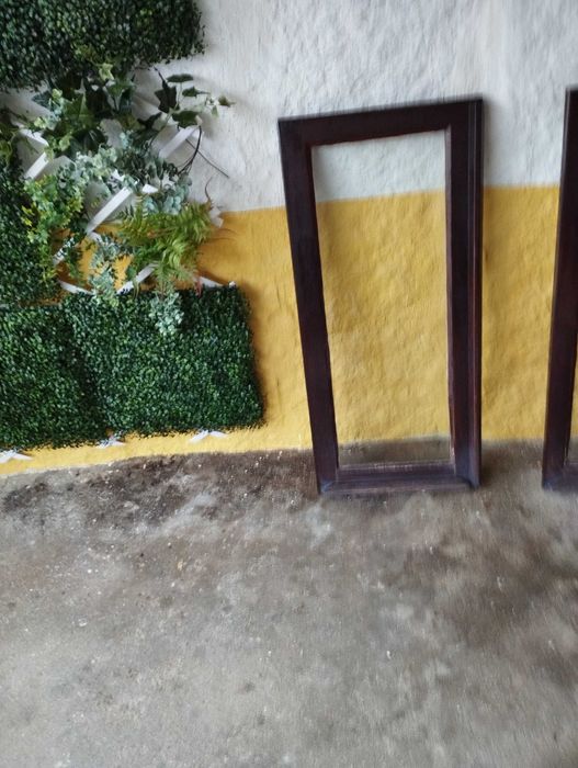 Janelas e porta em madeira