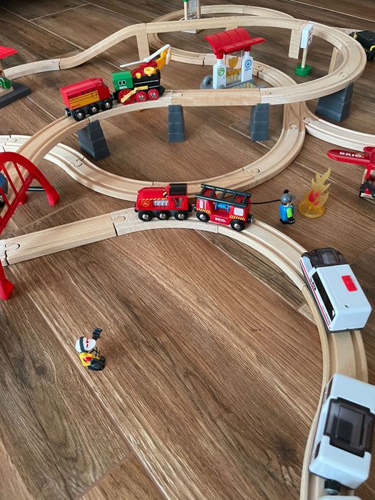 Linhas de comboio brio com muitos extras
