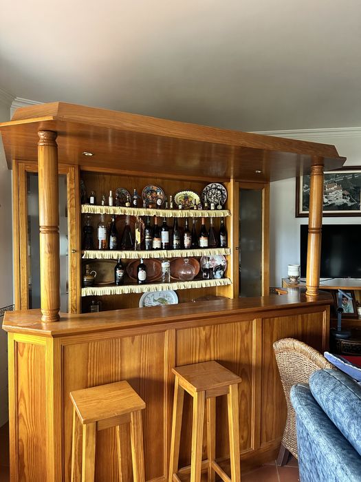 Bar em Madeira Maciça | Clássico | Com Iluminação e 2 Bancos | Excelente Estado