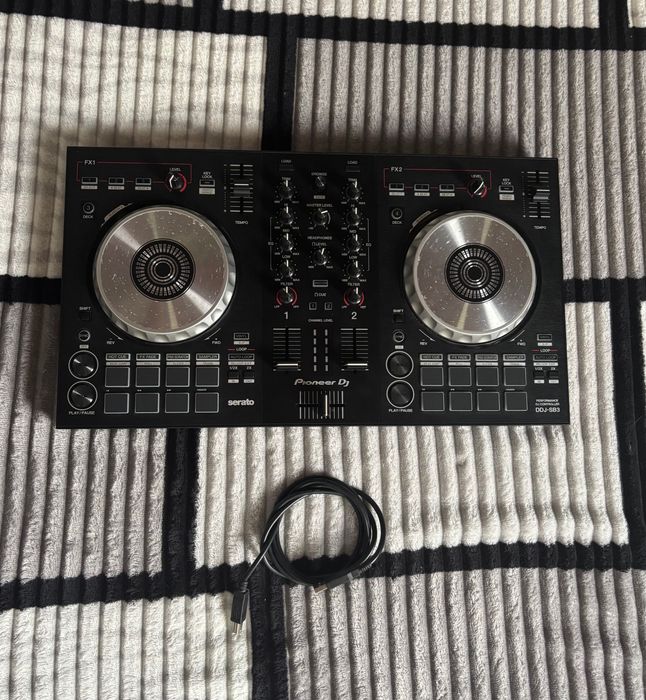 Vende se mesa de dj