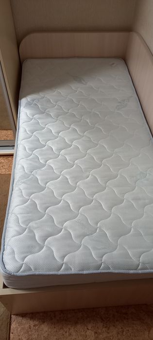 Продаю кровать подростковую с матрасом и ящиками.