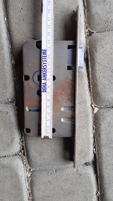 Zamki do drzwi solidne