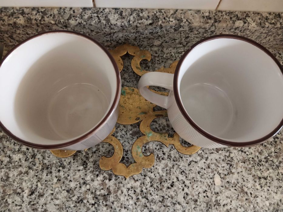 Par chávenas de café.