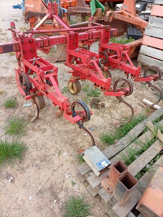 Várias alfaias agrícolas