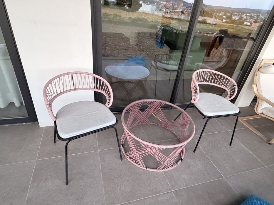 Mesa e cadeiras