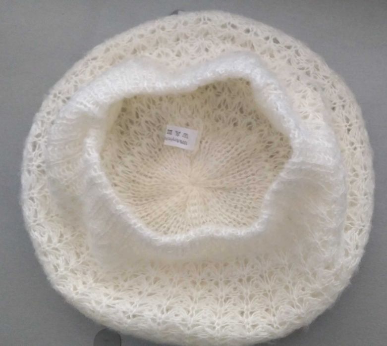 Берет вязаный из пряжи «паутинка» 100% акрил, молочный цвет.