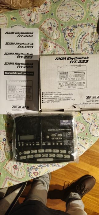 ZOOM RhythmTrak RT-223 – Caixa de Ritmos / Drum Machine