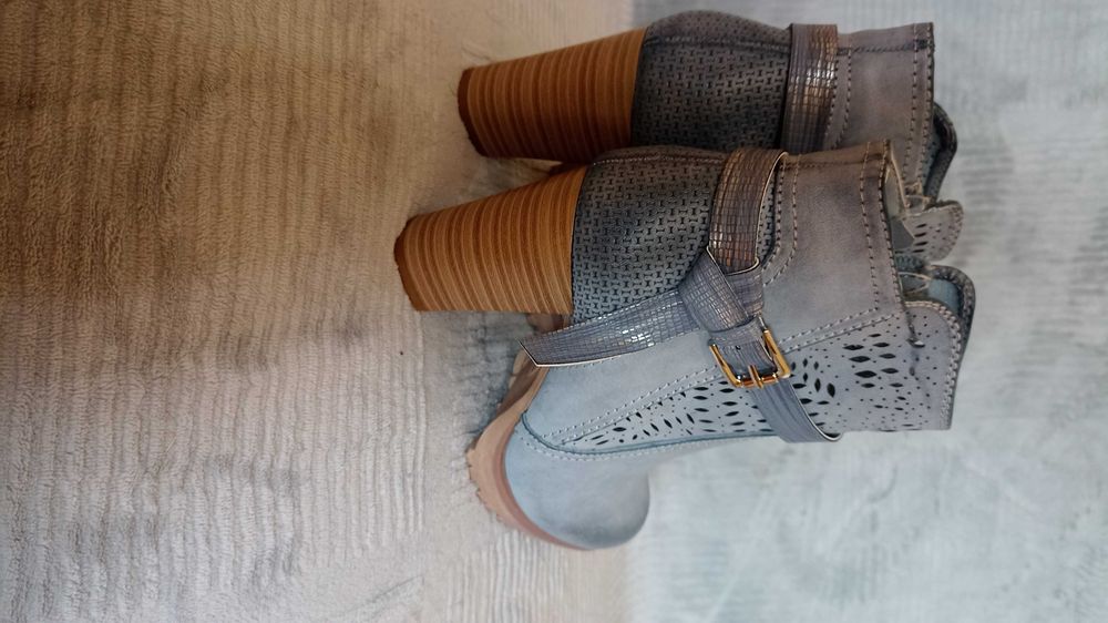 Niebieskie ażurowe botki r.35