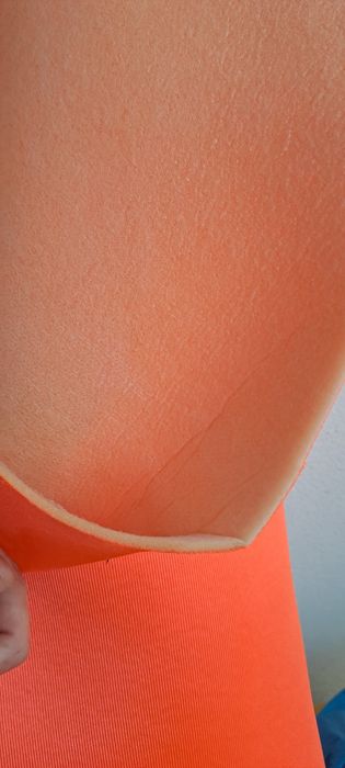 Tecido esponja, laranja fluorescente 
Ideal para fatos de carnaval 
3€