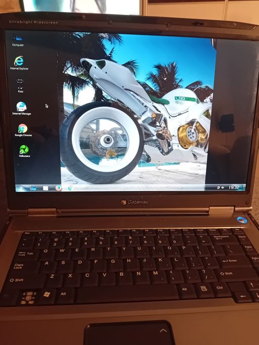 Laptop Gateway z zasilaczem