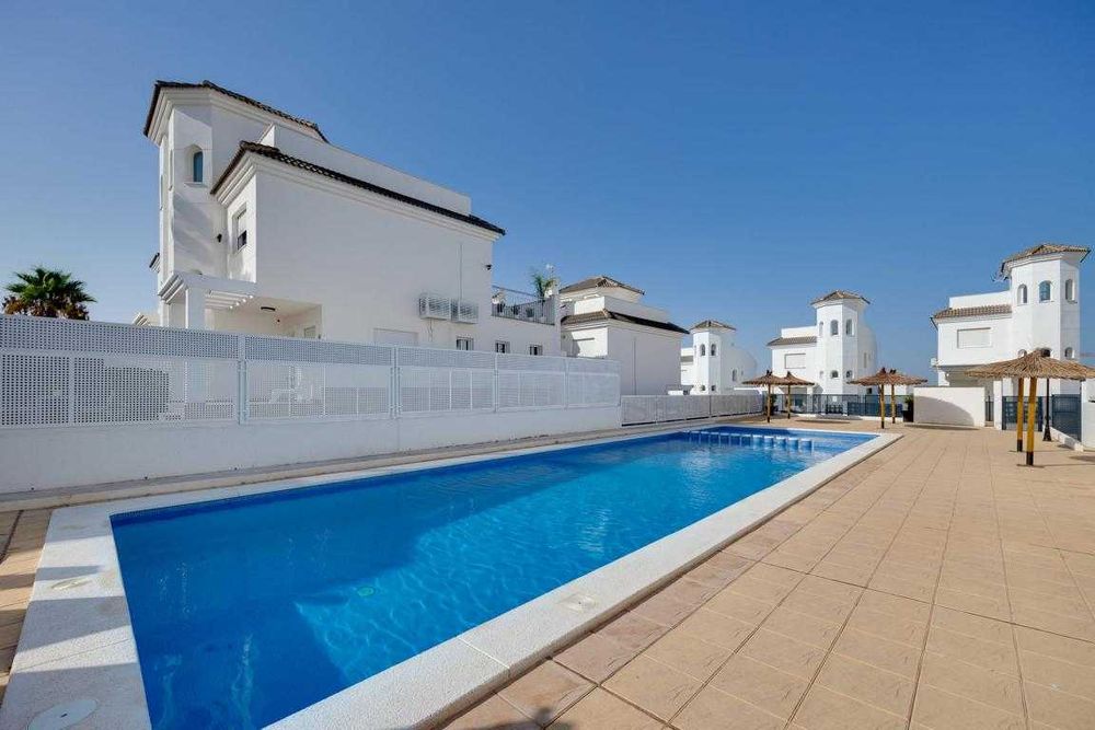 Nowa willa 3 sypialnie, ogród, solarium, basen – San Fulgencio