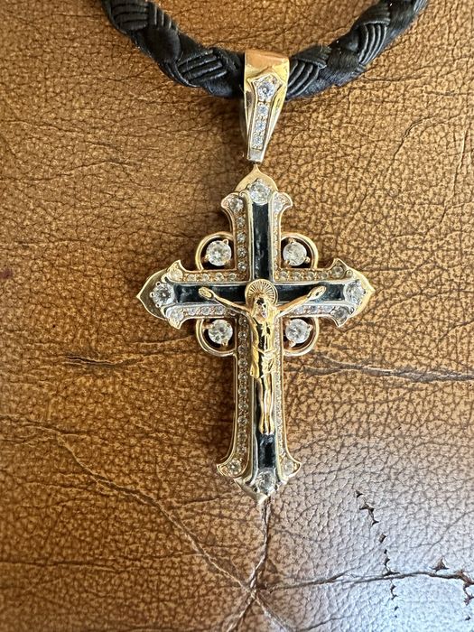 Золотой крест со вставками