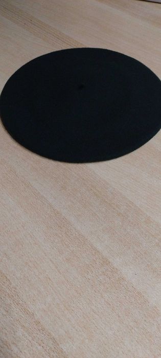 Beret z antenką w kolorze ciemnozielony.