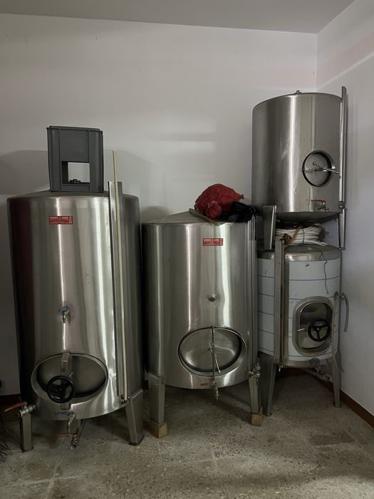 Vendo prensa hidráulica com estruturas de madeira e base metálica.