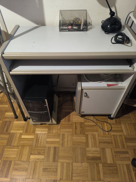 Secretaria cinzenta com extensão para o teclado e pequeno módulo64741013576707121