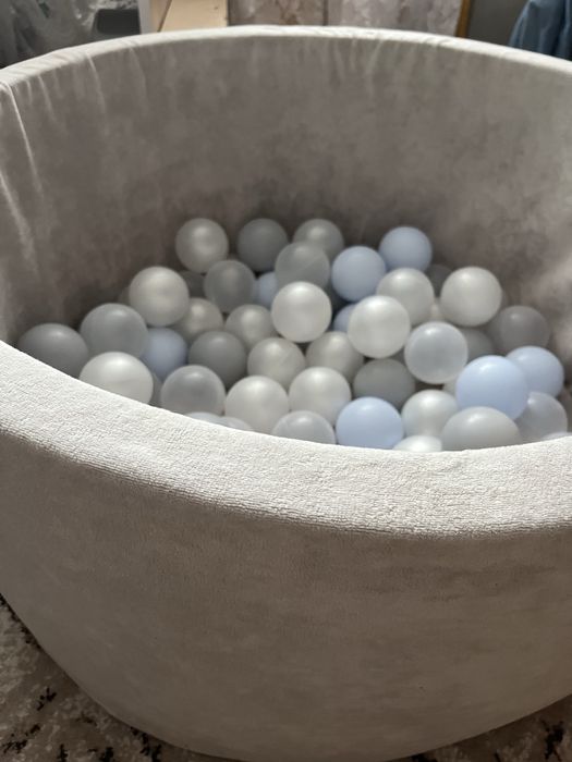 Сухий басейн з кульками