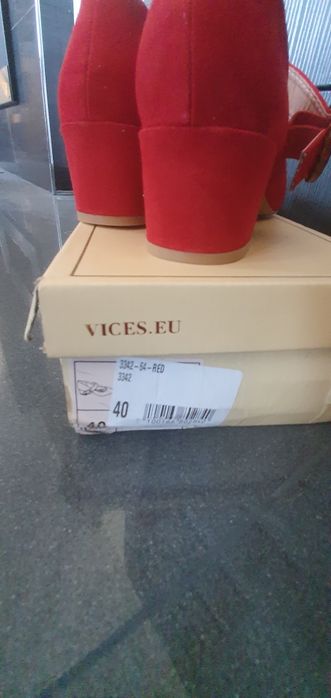 Buty na obcasie czerwone