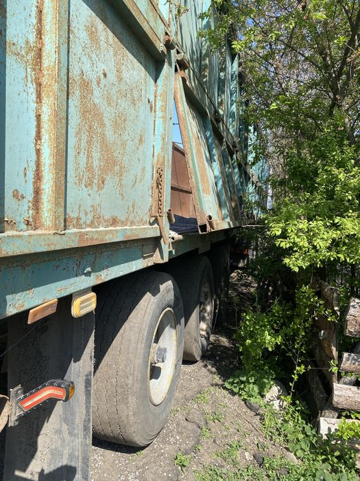Тягач з напівпричепом зерновозом