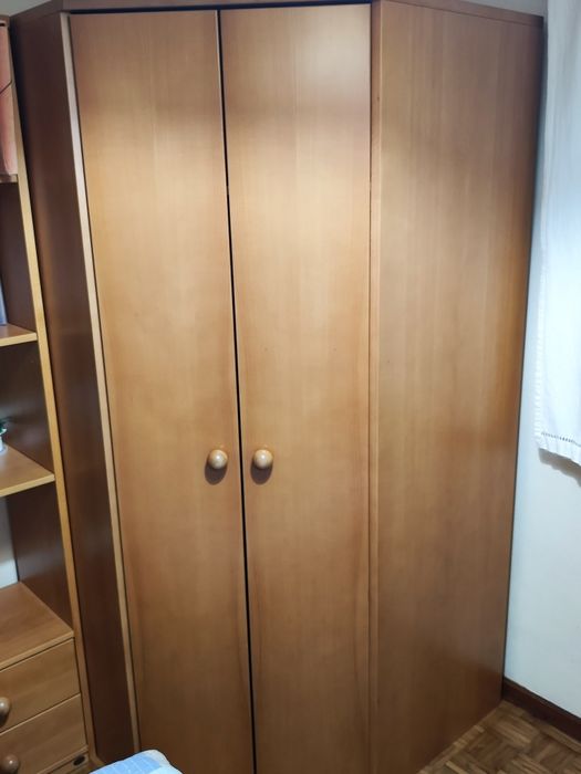 Roupeiro de canto em madeira faia