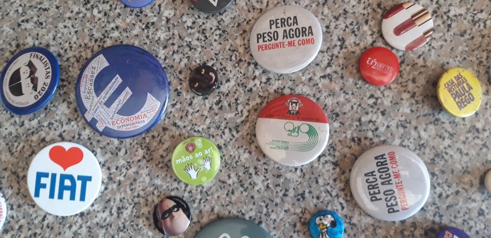 Conjunto de 58 Crachás Diversos