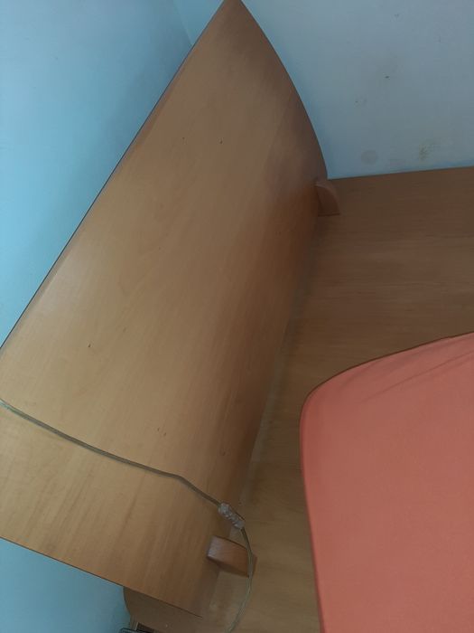 Cama de solteiro com mezinha de cabeceira