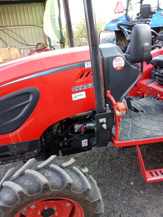 Trator Kioti modelo CK4530