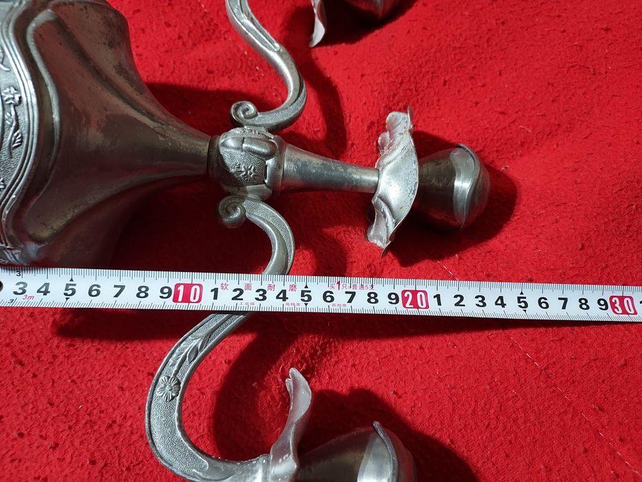 Dois candelabros de três braços