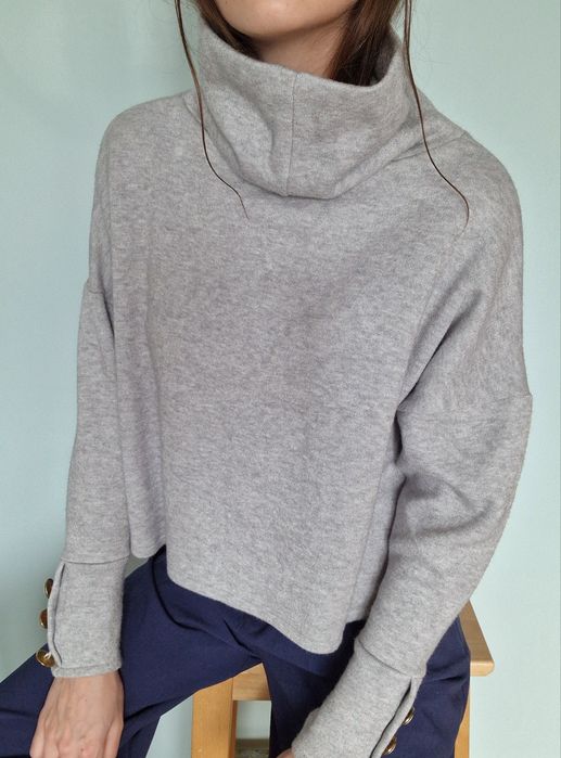 Szary melanżowy golf sweter z golfem z ozdobnymi guzikami elegancki