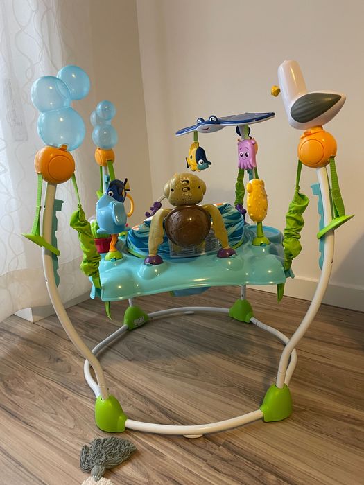 Saltitão com mesa sensorial bebé