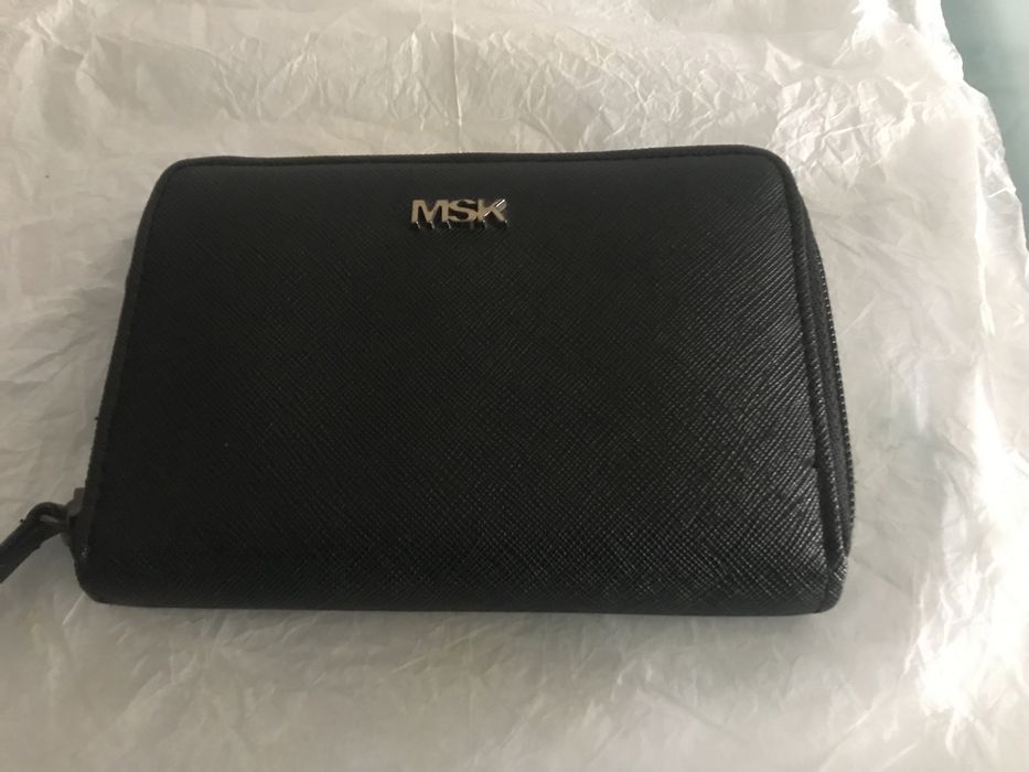 Coin and Document Holder64285100918403120