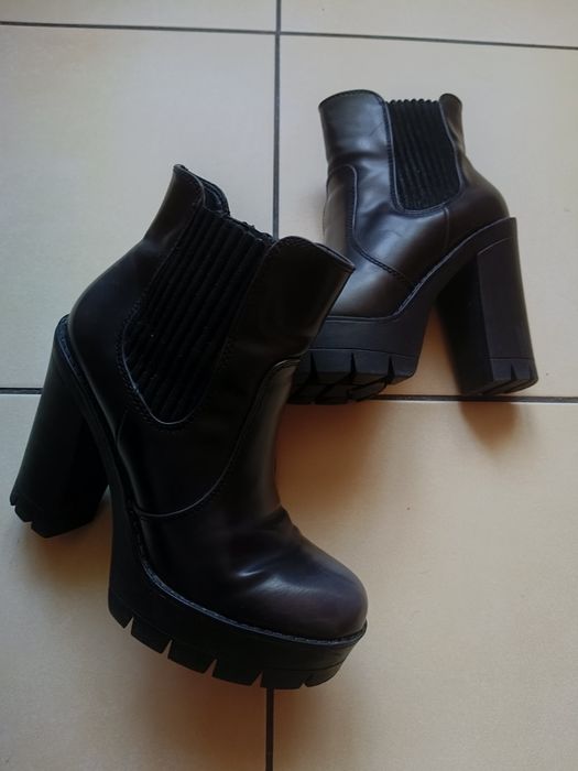 Botki na koturnie roz.36