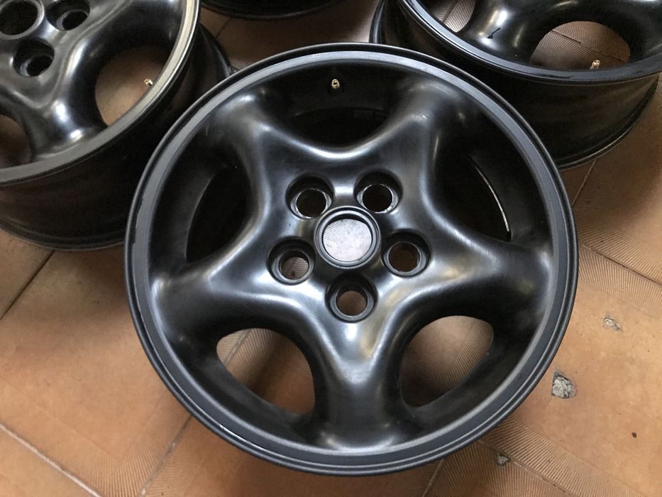 Jantes originais Range Rover P38 de 16” pintadas de preto mate.