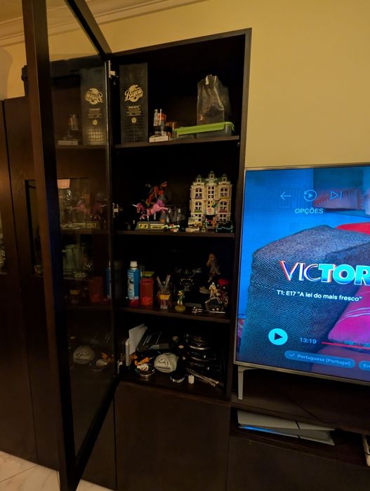 Móvel de sala com led na vitrine