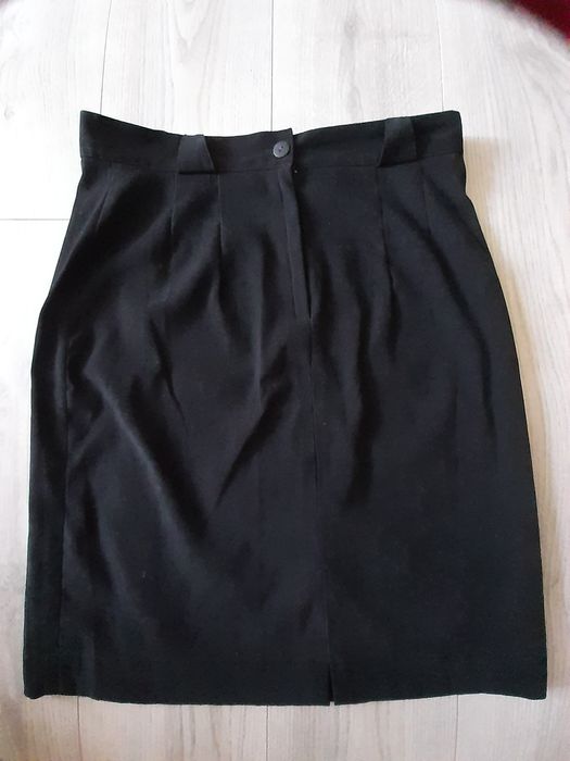 Czarna spódnica.