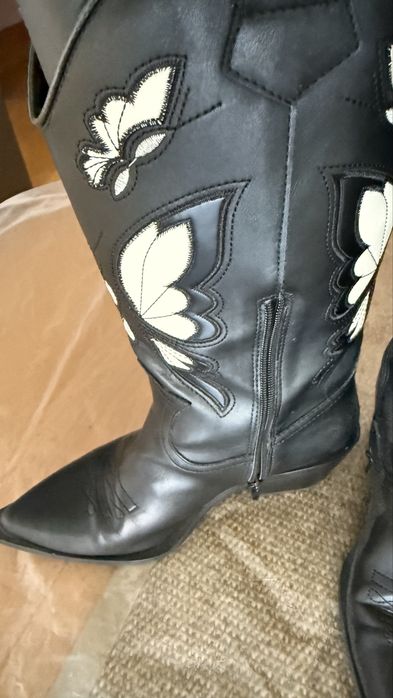 Botas texanas pretas e brancas em otimo estado