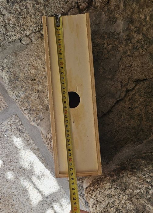 Caixa de madeira com porta deslizante. Ninho para pássaros