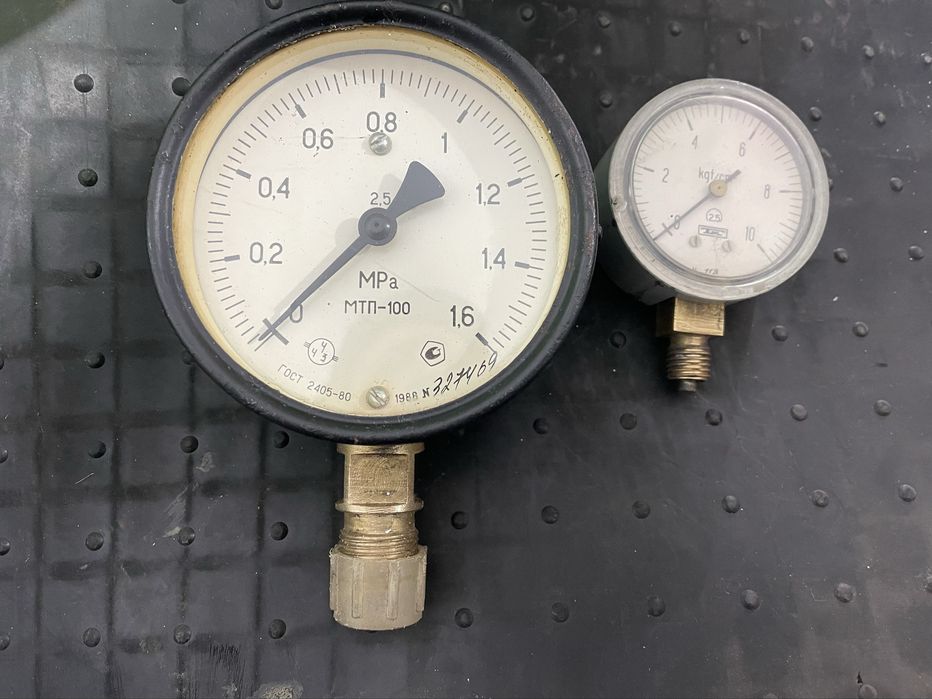 Манометри різні,маркування на виробах