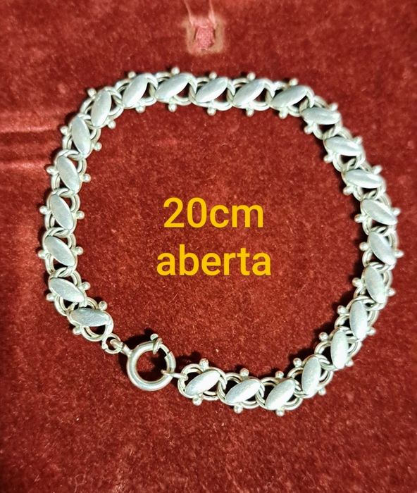 Pulseira em prata contrastada.