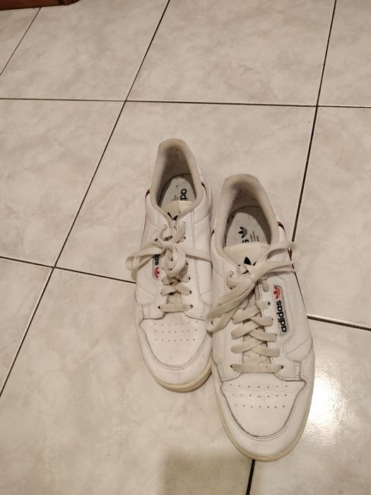 Ténis Adidas brancos