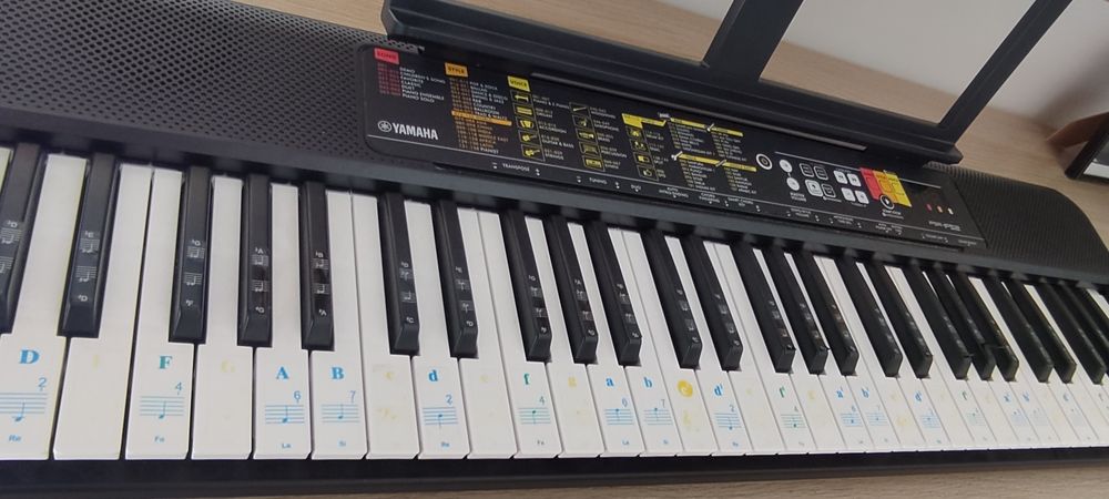 Teclado Yamaha PSR-F52. Como novo.