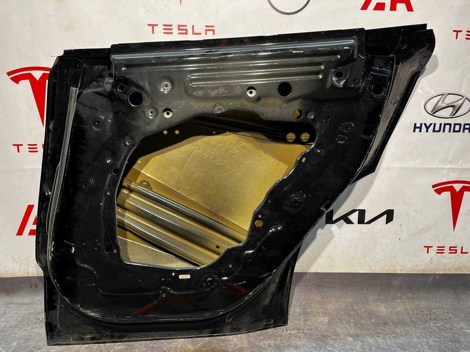 Двері задні праві Tesla Model Y 2020-2024