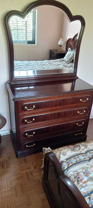 mobília de madeira em muito bom estado de conservação