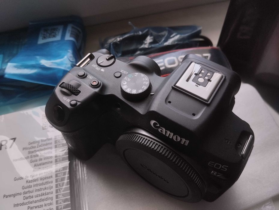 Canon EOS R7, в заводській комплектації