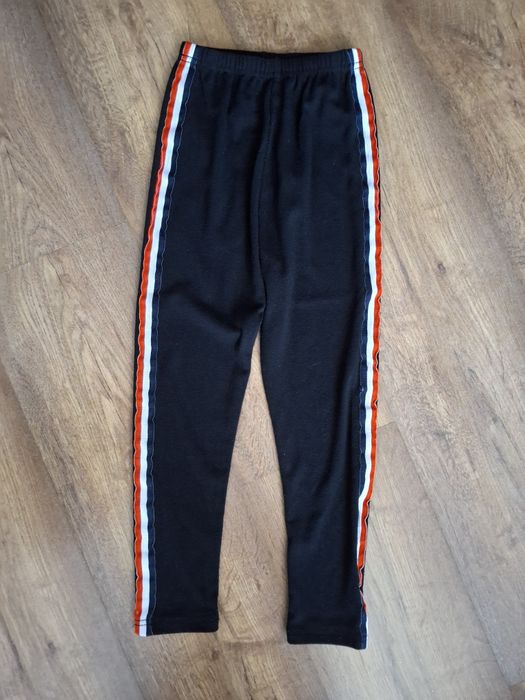 Czarne leginsy z lampasami  128 cm dla dziewczynek