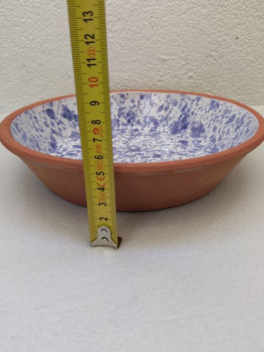Prato de barro, interior pintado e vidrado, 24cm