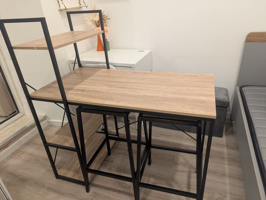 Móvel moderno completo com bancos.