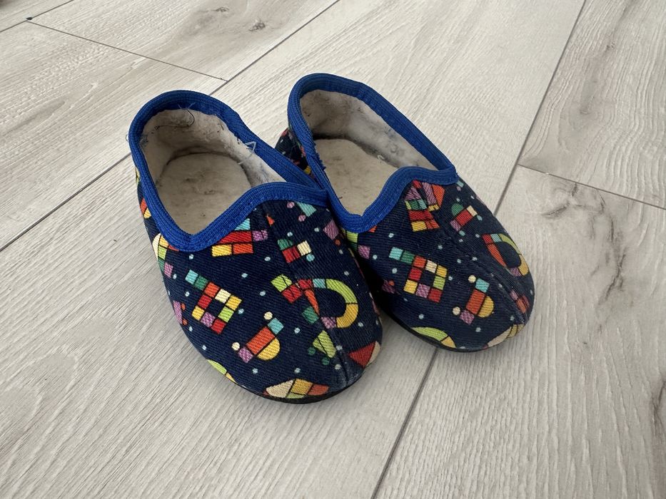 Кросівки, черевики, тапочки