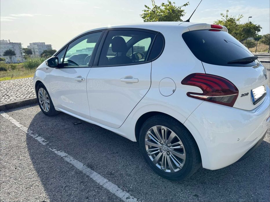 Peugeot 208 1.6 Blue HDI Style — photo 3